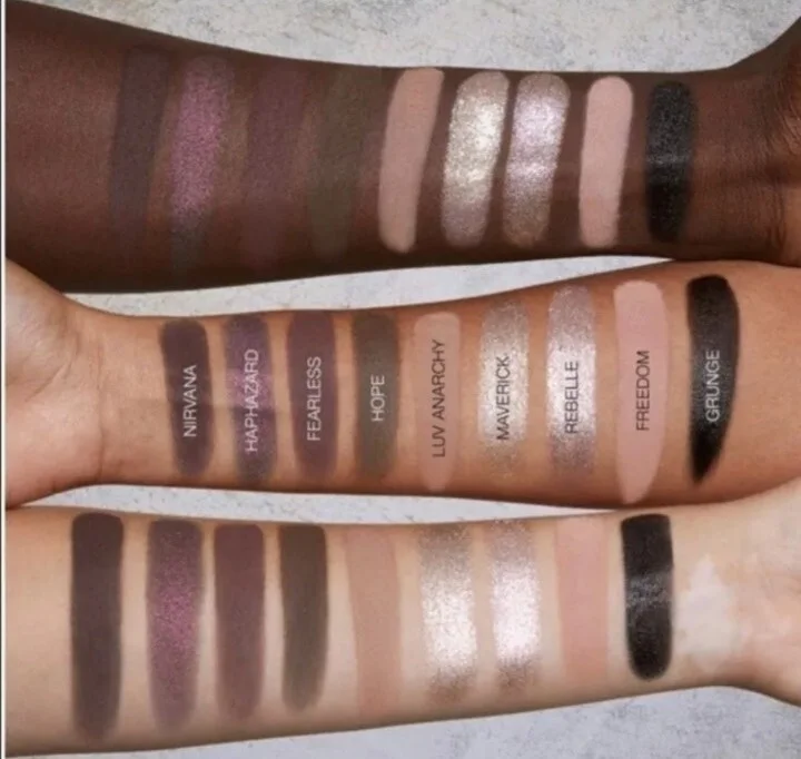 פלטת צלליות גראנג' יפה מבית Huda Beauty 2